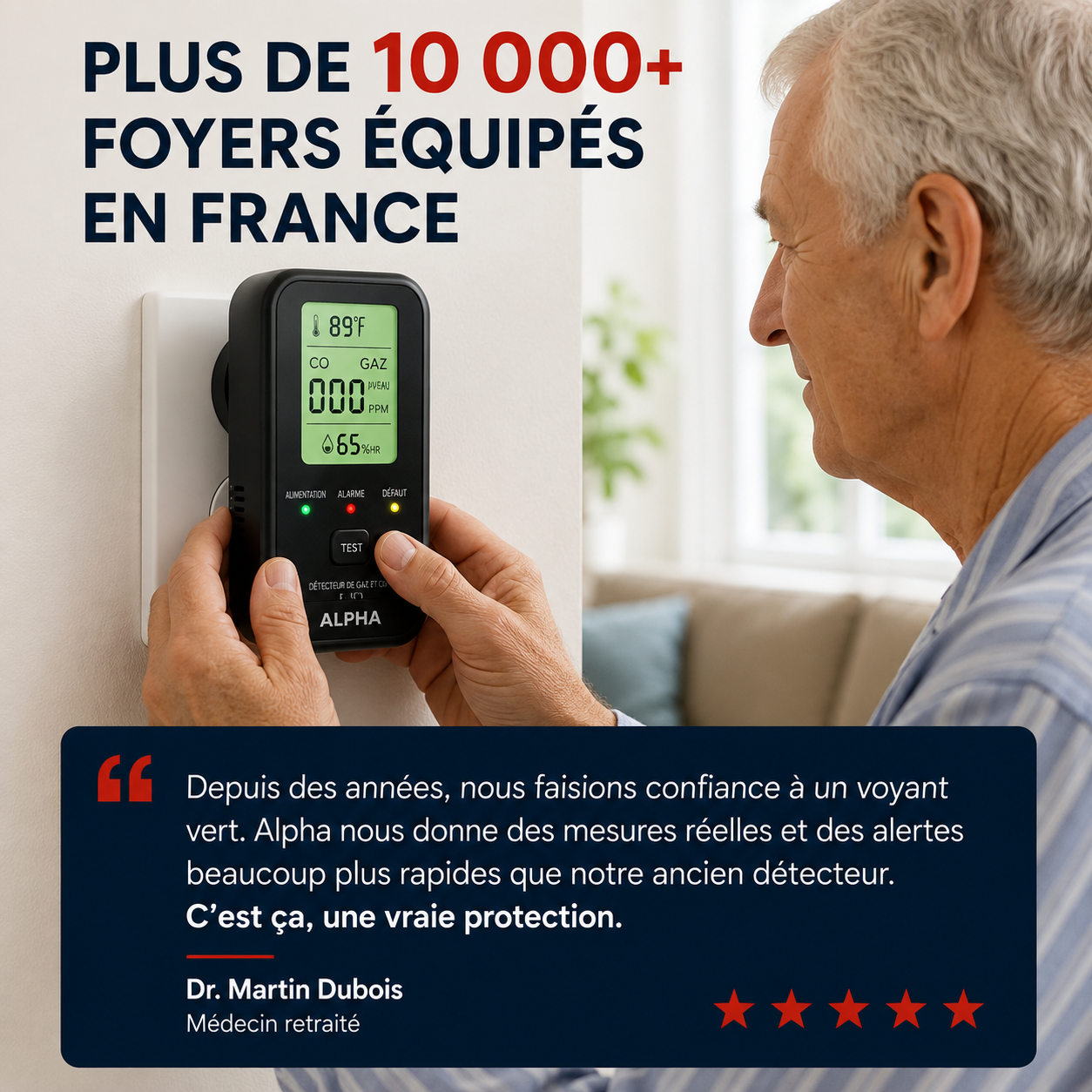 ALPHA - Détecteur de CO 4 En 1 – appareil noir monté sur un mur, avec une main tenant le dispositif affichant des mesures de CO.